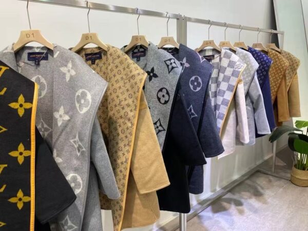 LV,ルイヴィトンの柄入りコート - 图片 3