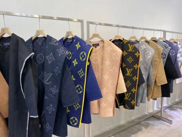 LV,ルイヴィトンの柄入りコート - 图片 5