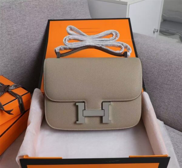 HERMES，エルメスのクラシックHバックルのショルダーバッグ